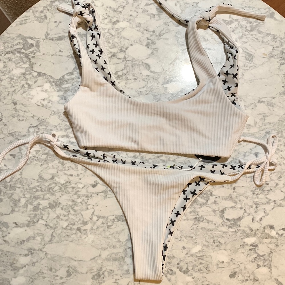 Moana Bikini ribbed white and black x’s